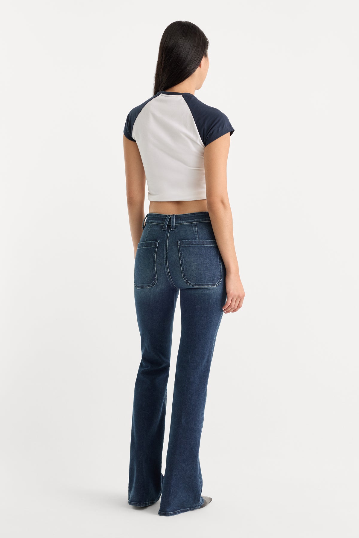 GOOD LEGS FLARE JEANS | LYRICAL-5 | GOOD AMERICAN | MODEL