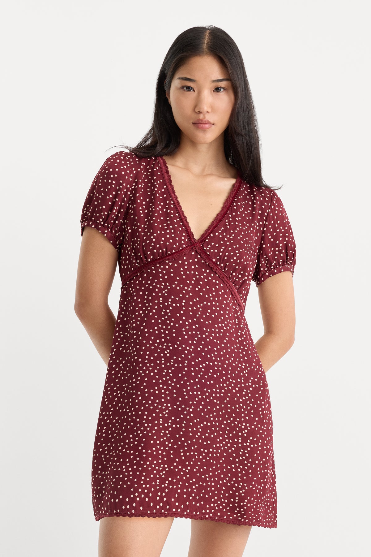THE WOVEN V NECK DRESS | BERRY NOIR PRINT-2 | GOOD AMERICAN | MODEL