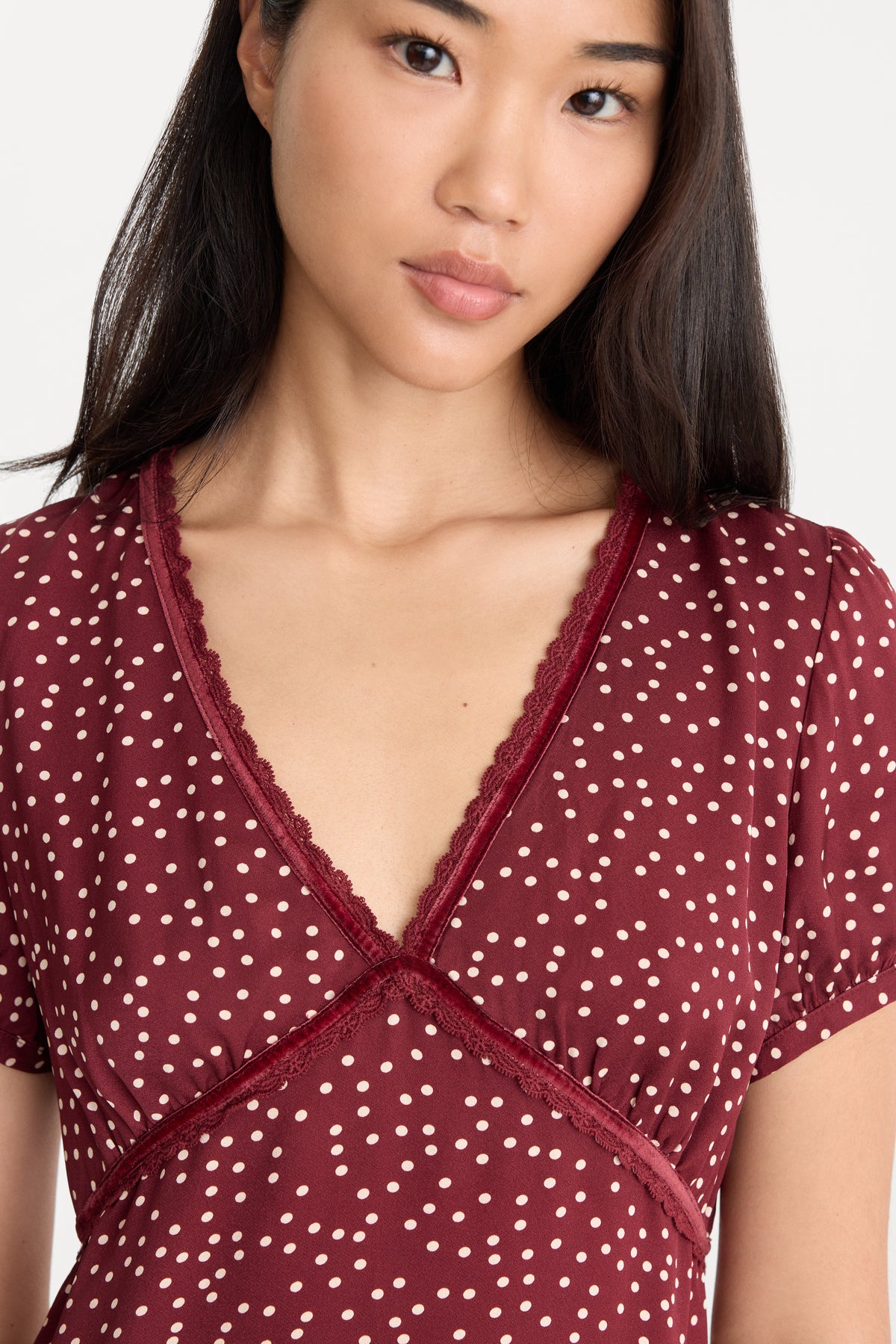 THE WOVEN V NECK DRESS | BERRY NOIR PRINT-4 | GOOD AMERICAN | MODEL