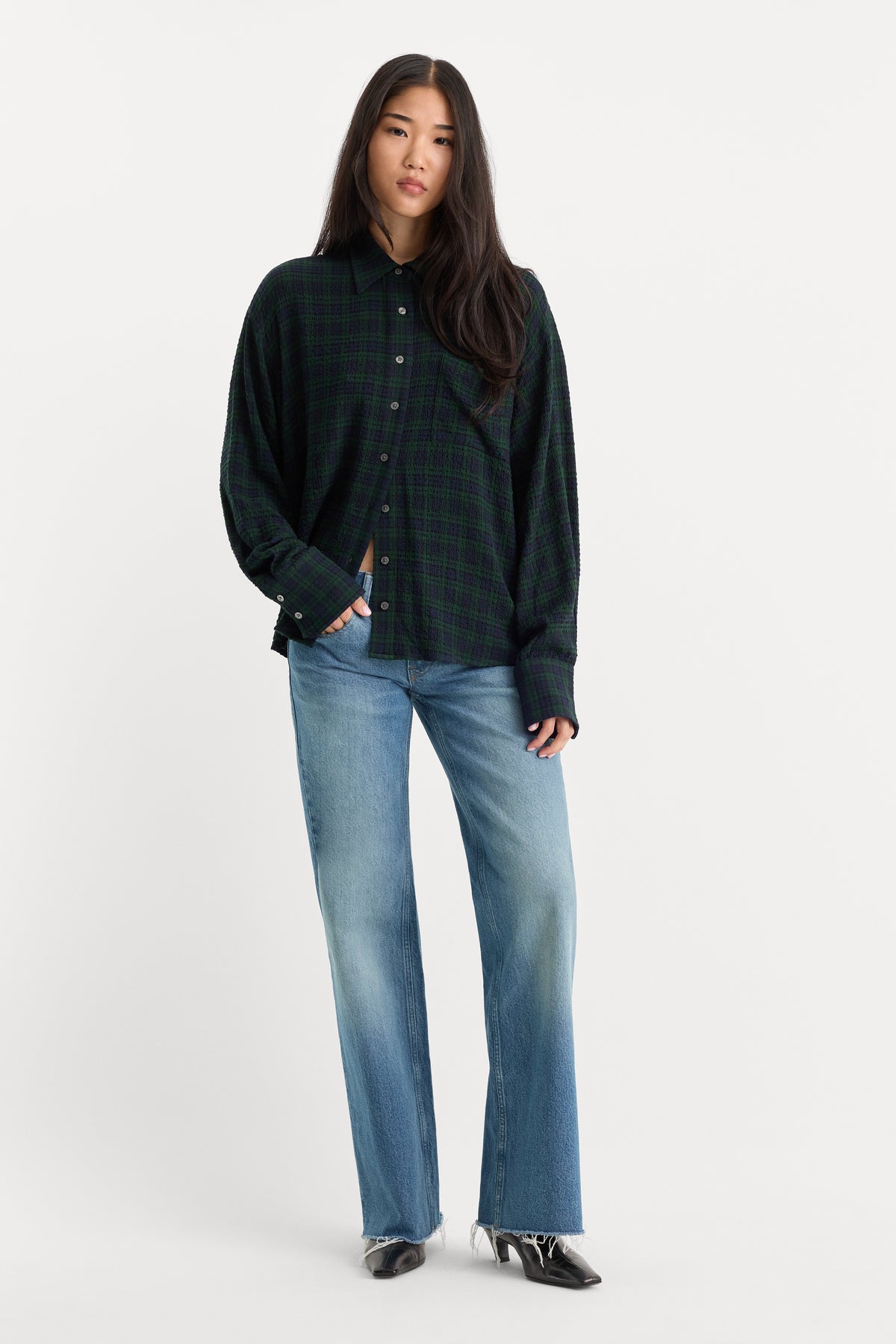 THE CRINKLE EASY SHIRT | FOREST PLAID-5 | GOOD AMERICAN | MODEL