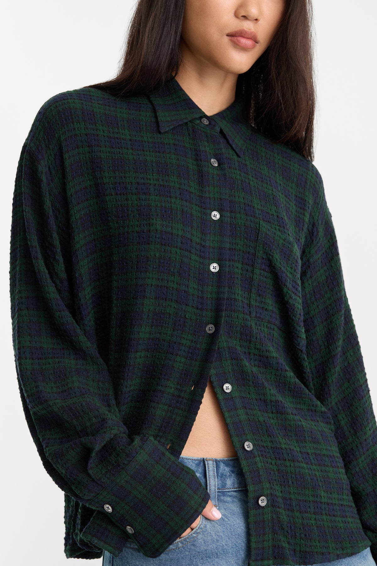 THE CRINKLE EASY SHIRT | FOREST PLAID-2 | GOOD AMERICAN | MODEL