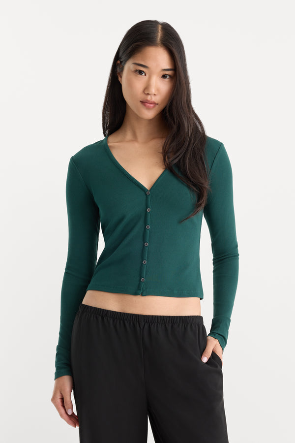 THE RIB V NECK CARDIGAN | FOREST GREEN-1 | GOOD AMERICAN | MODEL