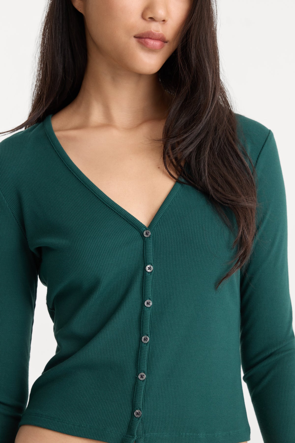THE RIB V NECK CARDIGAN | FOREST GREEN-2 | GOOD AMERICAN | MODEL