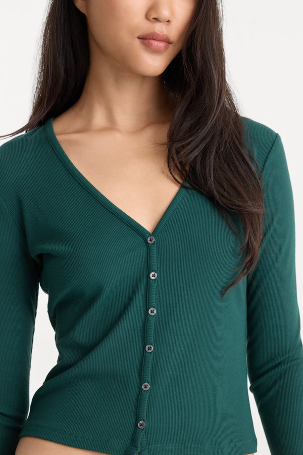 THE RIB V NECK CARDIGAN | FOREST GREEN-2 | GOOD AMERICAN | MODEL