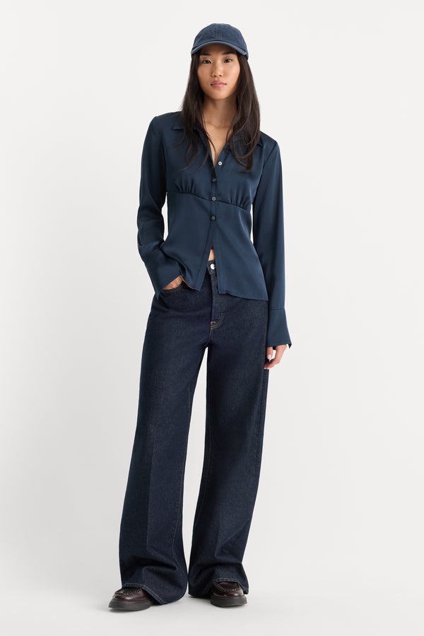 THE SATIN FEMME SHIRT | NEW NAVY002-4 | GOOD AMERICAN | MODEL
