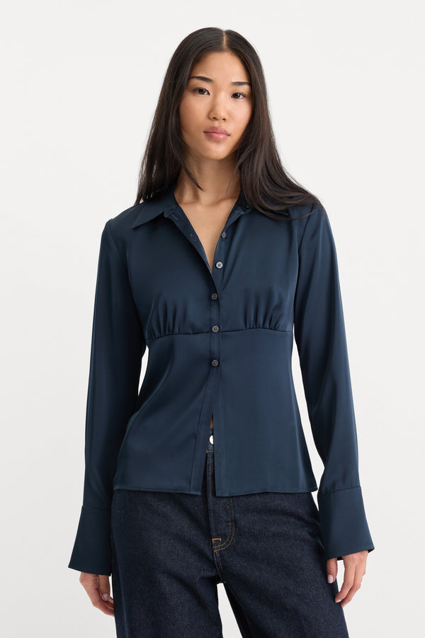 THE SATIN FEMME SHIRT | NEW NAVY002-1 | GOOD AMERICAN | MODEL