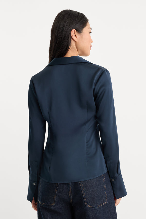 THE SATIN FEMME SHIRT | NEW NAVY002-3 | GOOD AMERICAN | MODEL