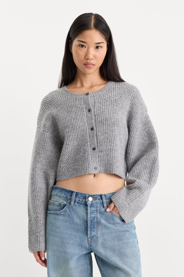 THE CHUNKY KNIT CARDIGAN | HEATHER GREY-1 | GOOD AMERICAN | MODEL