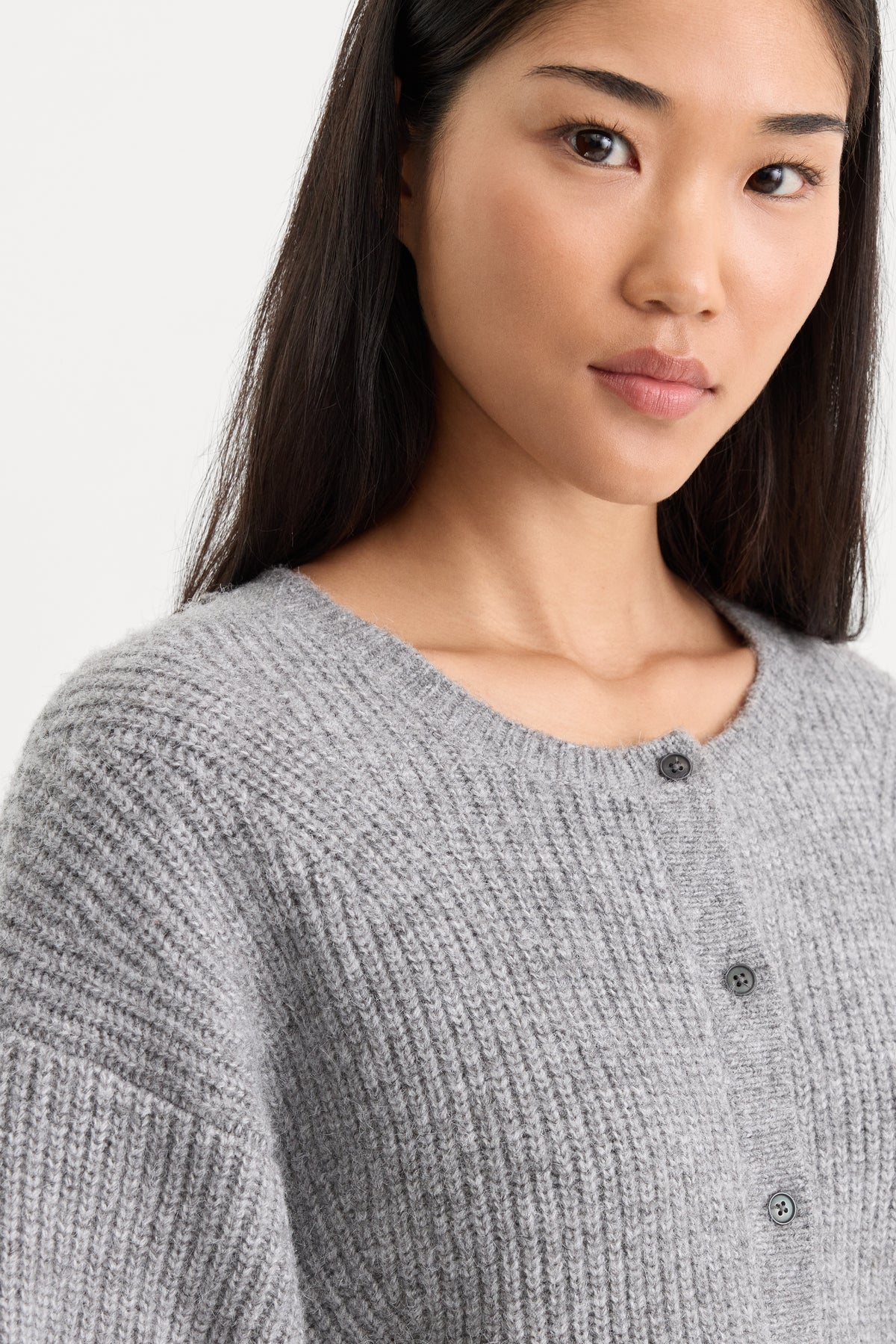 THE CHUNKY KNIT CARDIGAN | HEATHER GREY-2 | GOOD AMERICAN | MODEL