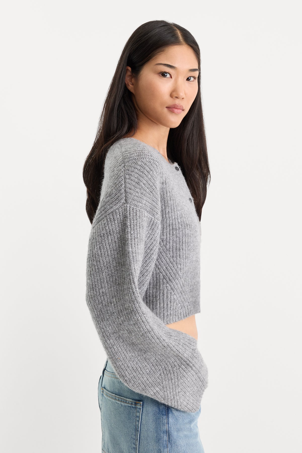 THE CHUNKY KNIT CARDIGAN | HEATHER GREY-3 | GOOD AMERICAN | MODEL