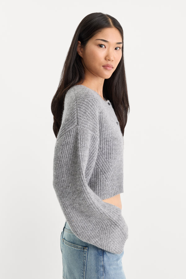 THE CHUNKY KNIT CARDIGAN | HEATHER GREY-3 | GOOD AMERICAN | MODEL