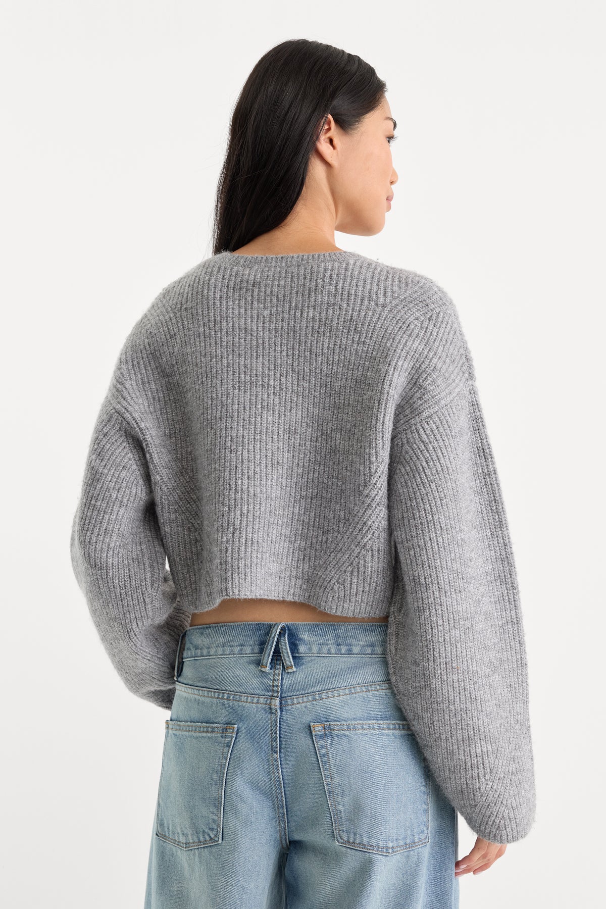 THE CHUNKY KNIT CARDIGAN | HEATHER GREY-5 | GOOD AMERICAN | MODEL