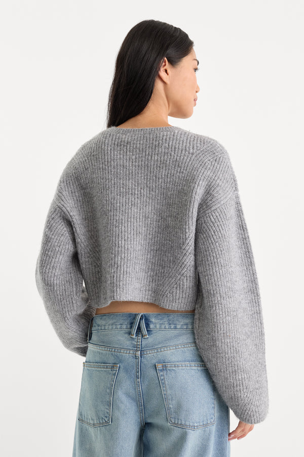 THE CHUNKY KNIT CARDIGAN | HEATHER GREY-5 | GOOD AMERICAN | MODEL