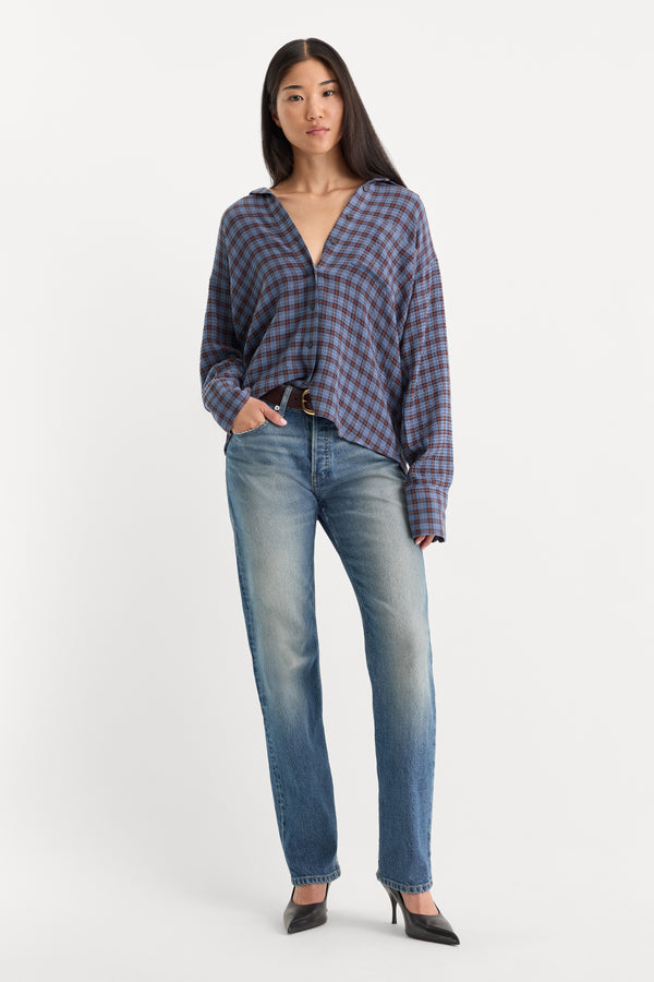 THE CRINKLE EASY SHIRT | BLUE PLAID-5 | GOOD AMERICAN | MODEL