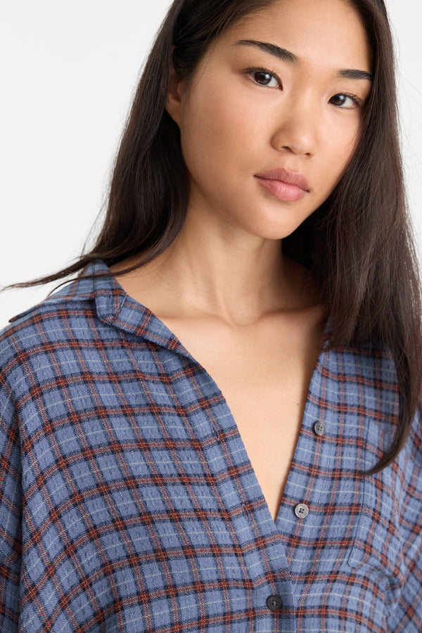 THE CRINKLE EASY SHIRT | BLUE PLAID-2 | GOOD AMERICAN | MODEL