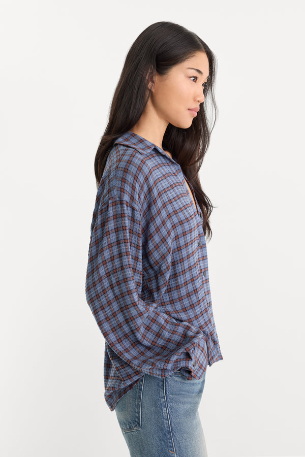 THE CRINKLE EASY SHIRT | BLUE PLAID-3 | GOOD AMERICAN | MODEL