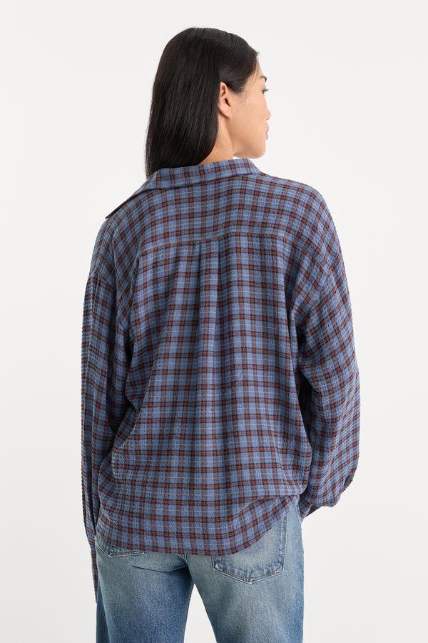 THE CRINKLE EASY SHIRT | BLUE PLAID-4 | GOOD AMERICAN | MODEL