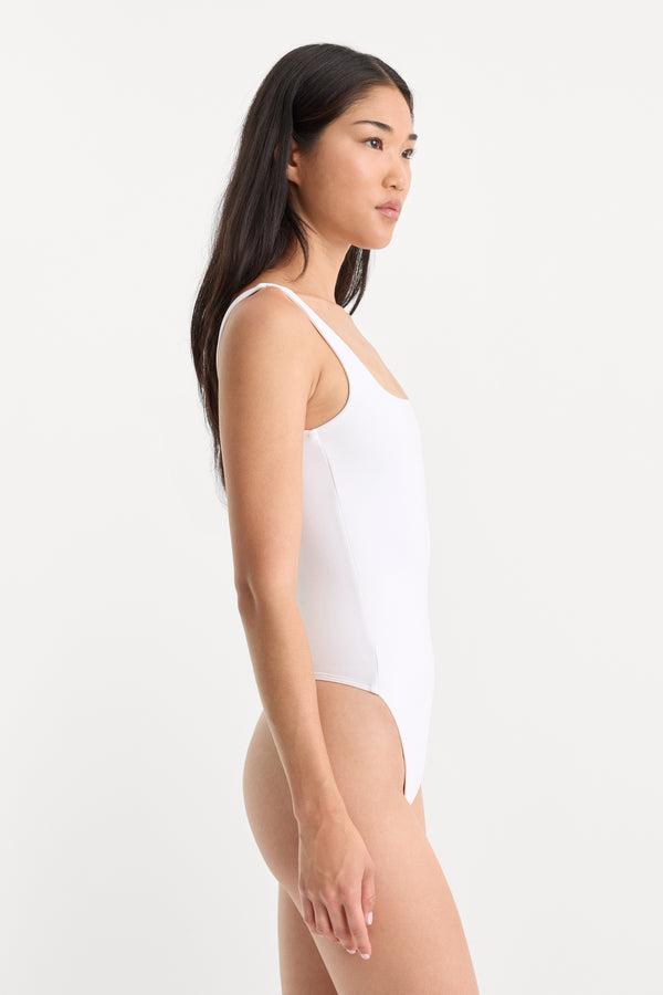 SCULPTING MODERN TANK BODYSUIT | WHITE001-4 | GOOD AMERICAN | MODEL