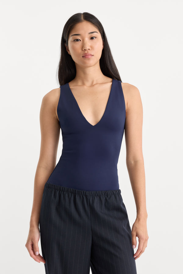 THE SCULPTING DEEP V BODYSUIT | HORIZON INK-1 | GOOD AMERICAN | MODEL
