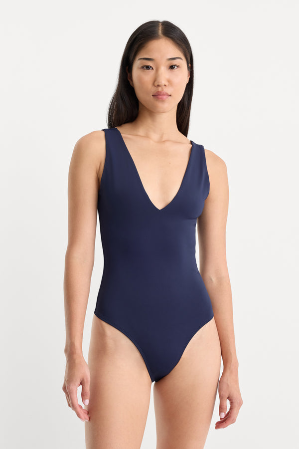 THE SCULPTING DEEP V BODYSUIT | HORIZON INK-2 | GOOD AMERICAN | MODEL