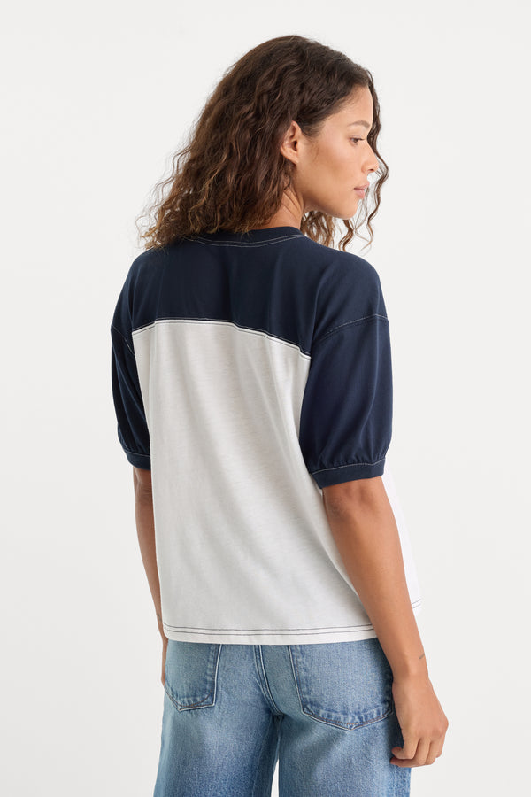 THE COLORBLOCK GYM TEE | NAVY WITH CHALK-6 | GOOD AMERICAN | MODEL