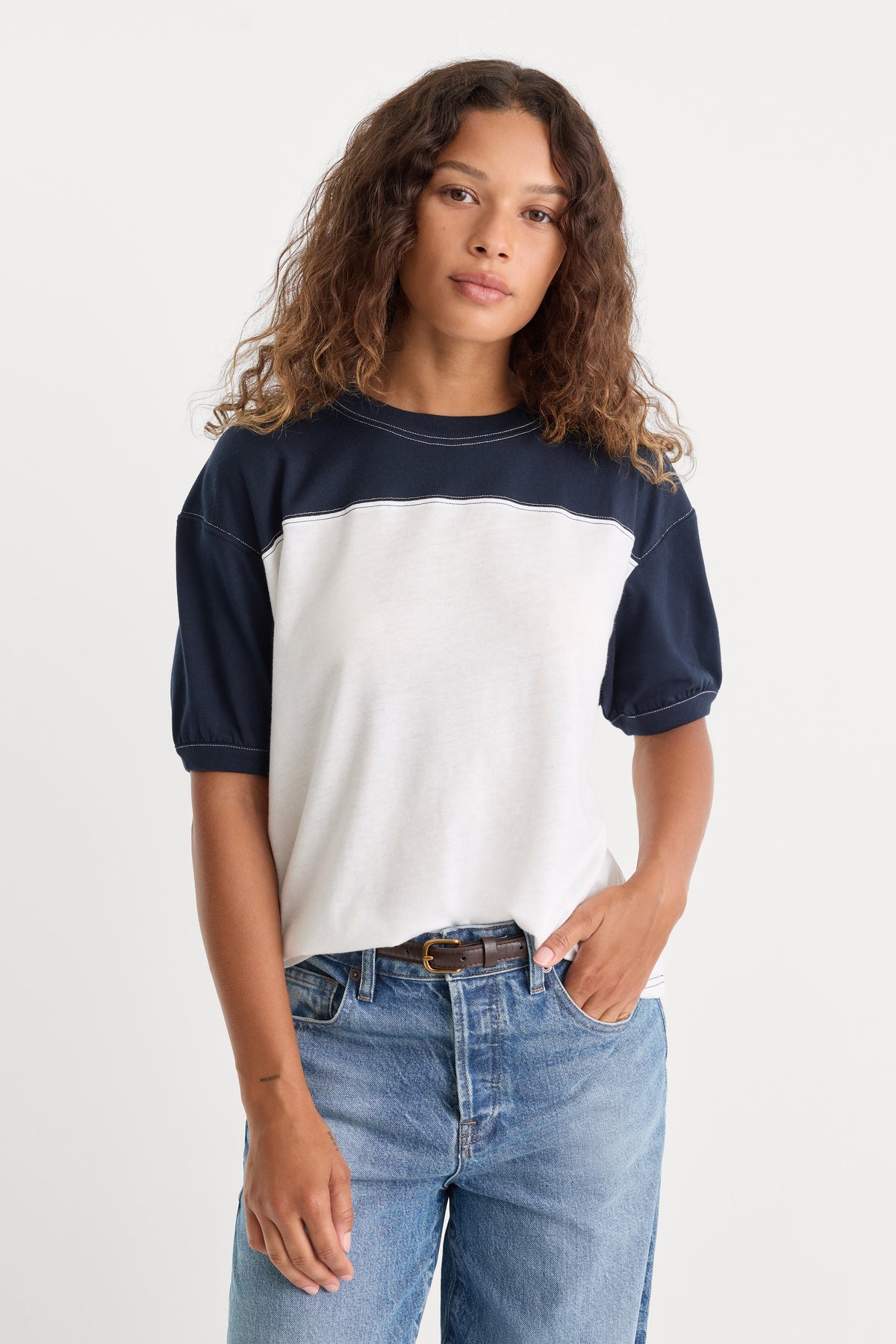 THE COLORBLOCK GYM TEE | NAVY WITH CHALK-3 | GOOD AMERICAN | MODEL