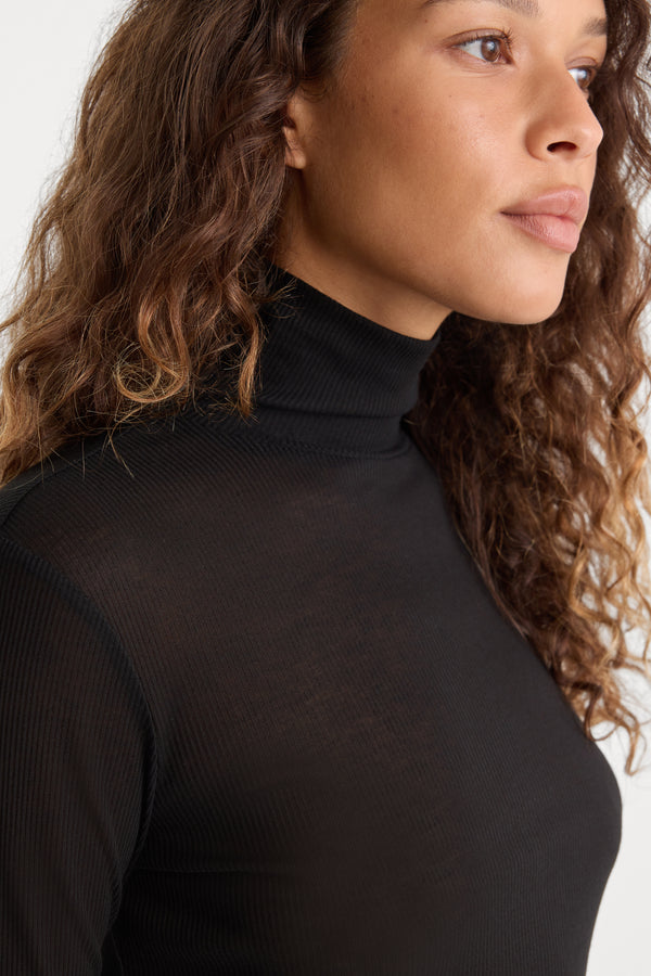THE SHEER RIB TURTLENECK | BLACK001-3 | GOOD AMERICAN | MODEL