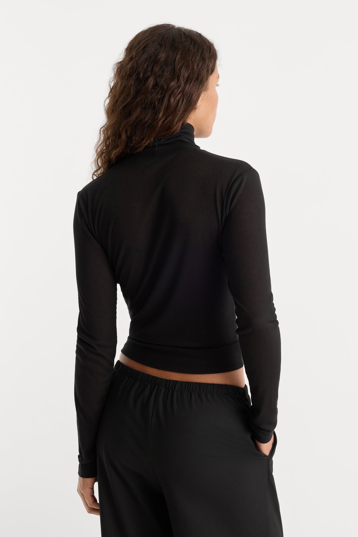 THE SHEER RIB TURTLENECK | BLACK001-5 | GOOD AMERICAN | MODEL
