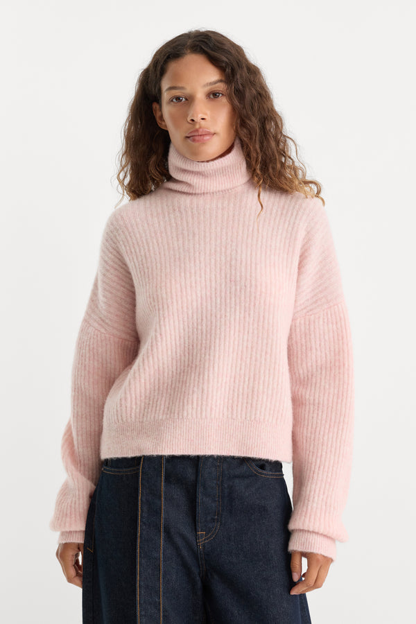 THE OVERSIZED TURTLENECK SWEATER | BLUSH-1 | GOOD AMERICAN | MODEL