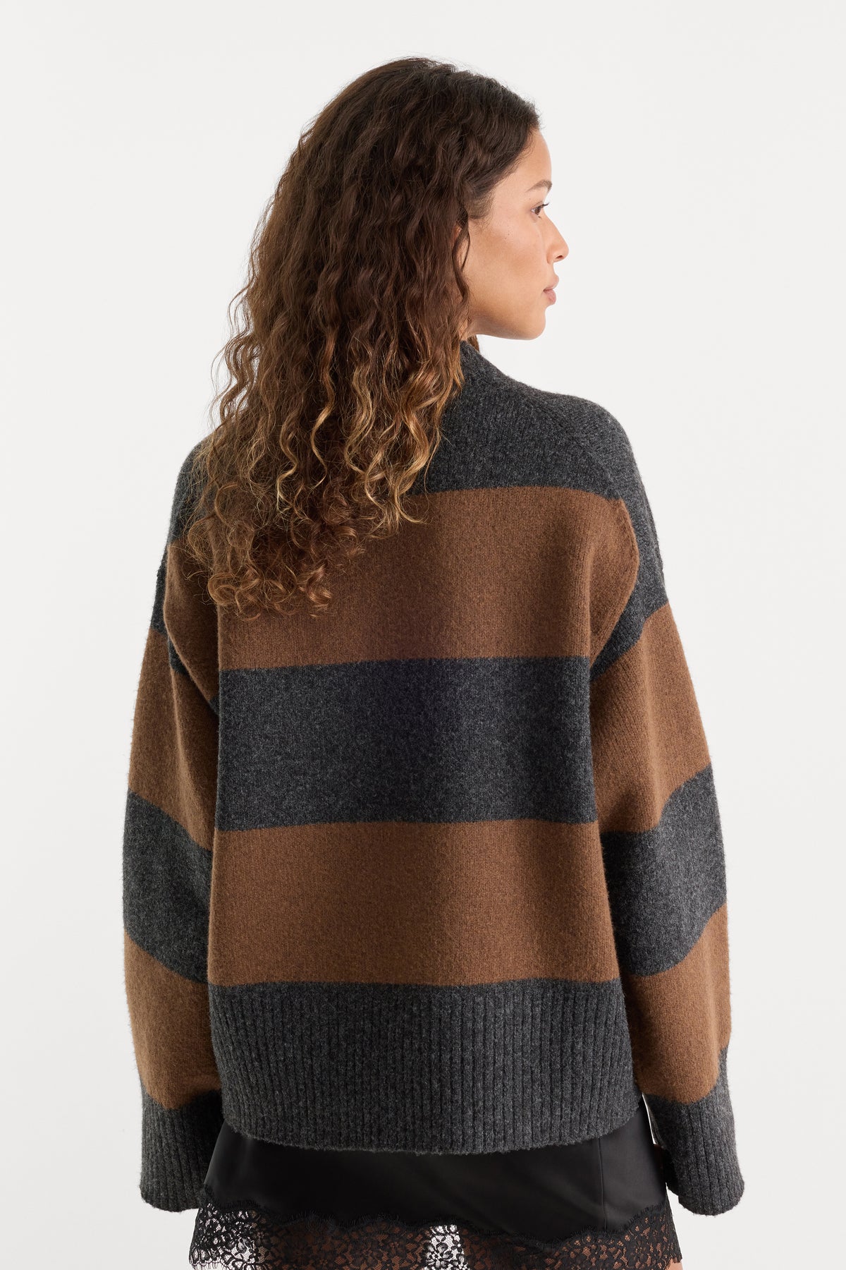 THE OVERSIZED CREW SWEATER | CHARCOAL BROWN STRIPE-4 | GOOD AMERICAN | MODEL