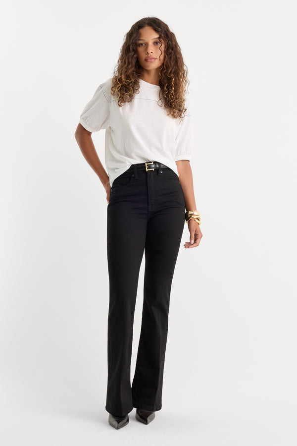 ALWAYS FITS GOOD PETITE BOOTCUT JEANS | BLACK001-2 | GOOD AMERICAN | MODEL