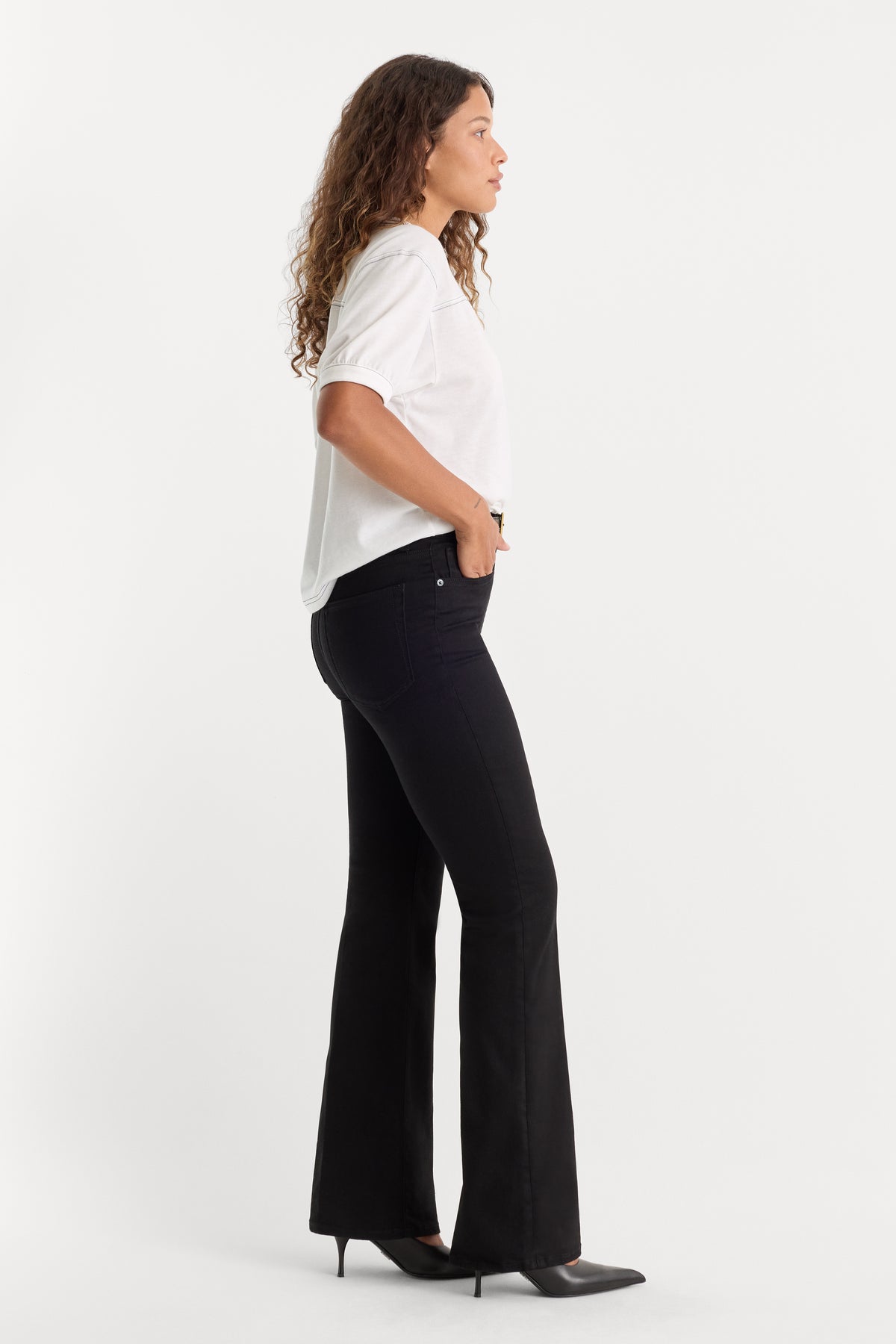 ALWAYS FITS GOOD CLASSIC BOOTCUT JEANS | BLACK001-2 | GOOD AMERICAN | MODEL