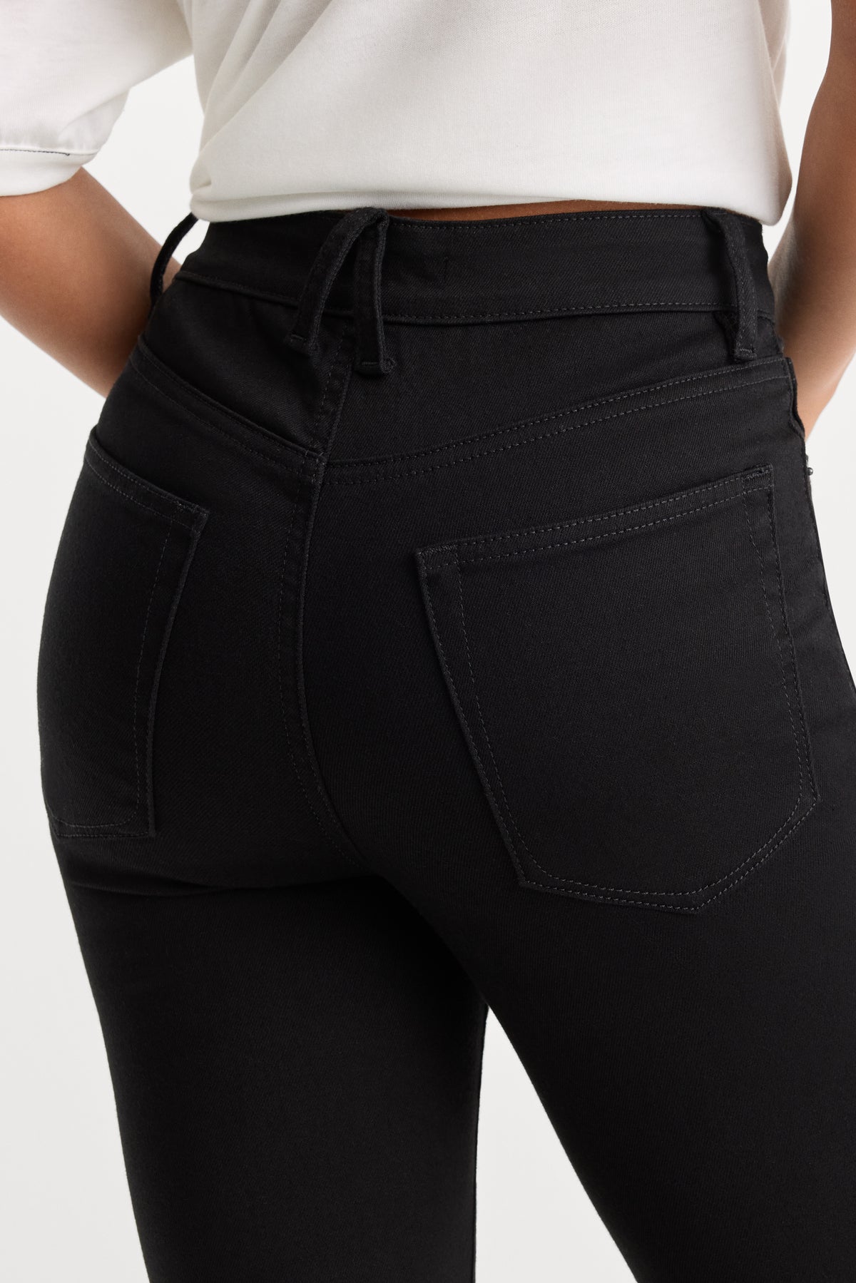 ALWAYS FITS GOOD CLASSIC BOOTCUT JEANS | BLACK001-6 | GOOD AMERICAN | MODEL