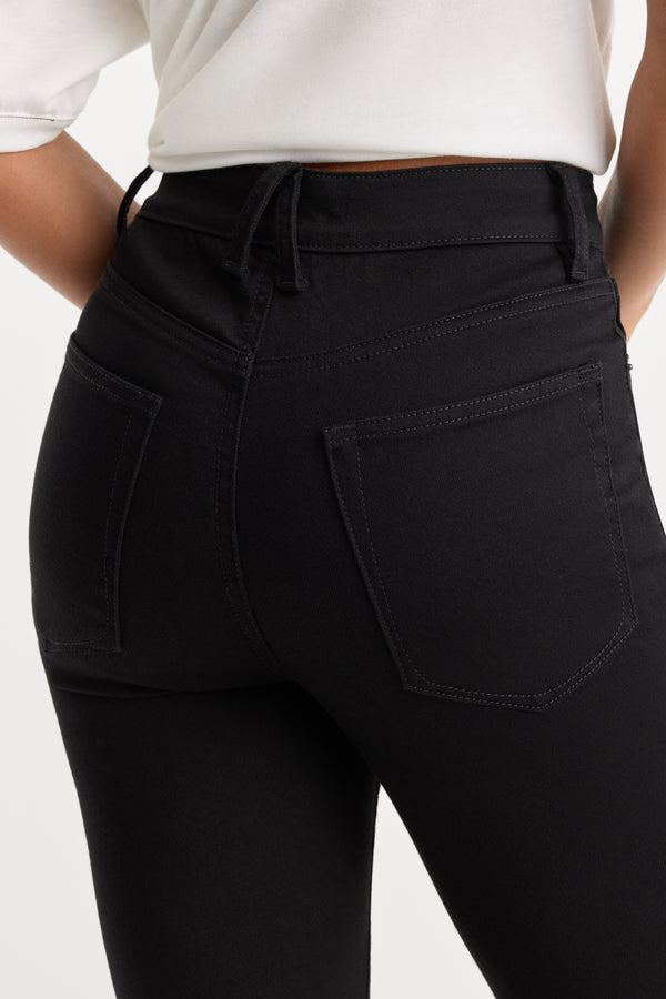 ALWAYS FITS GOOD PETITE BOOTCUT JEANS | BLACK001-6 | GOOD AMERICAN | MODEL