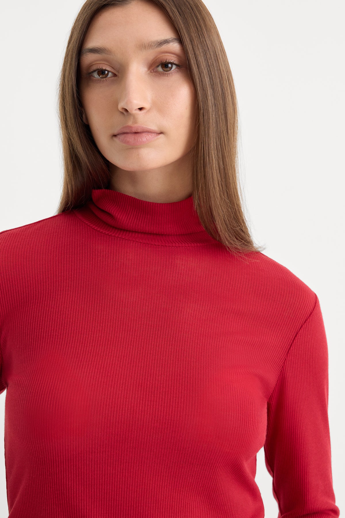 THE SHEER RIB TURTLENECK | CARMINE-3 | GOOD AMERICAN | MODEL