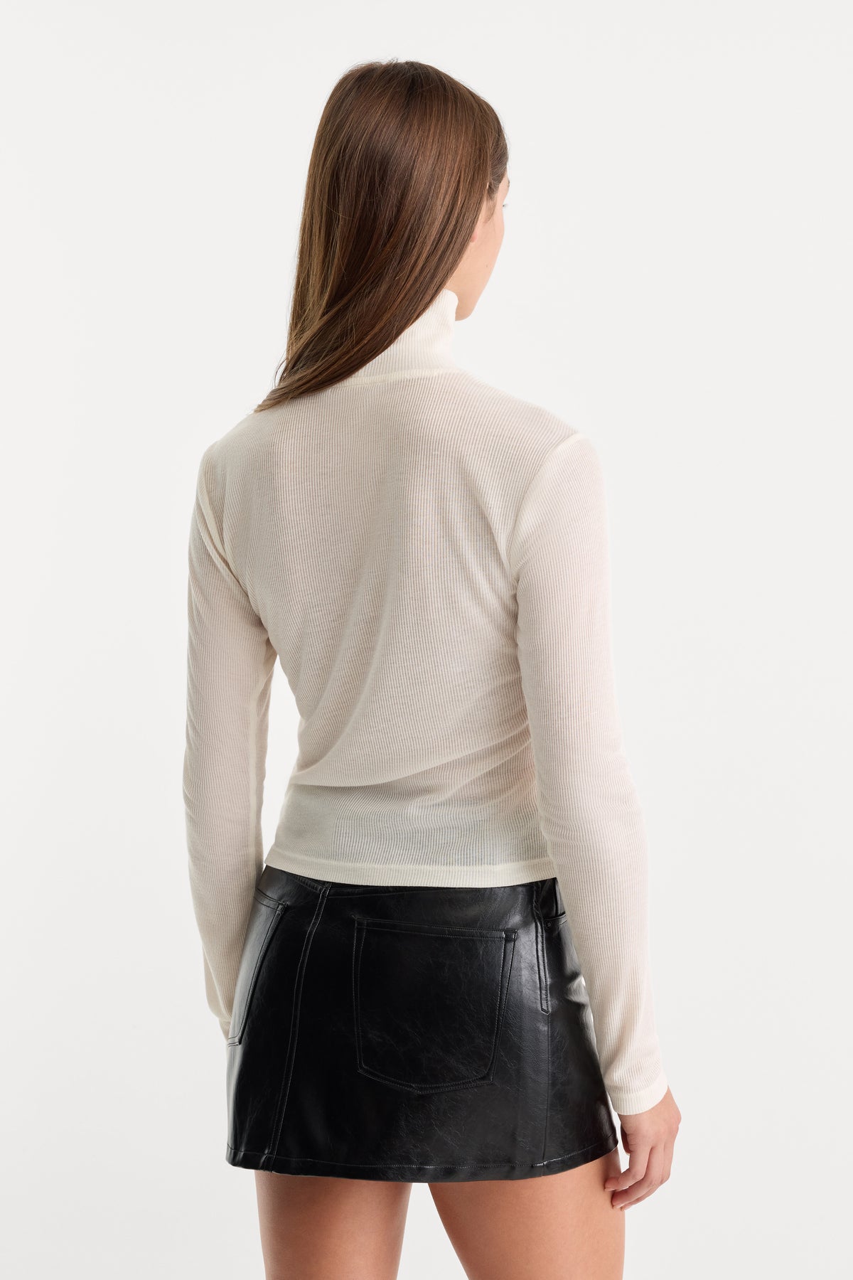 THE SHEER RIB TURTLENECK | PEARL-4 | GOOD AMERICAN | MODEL