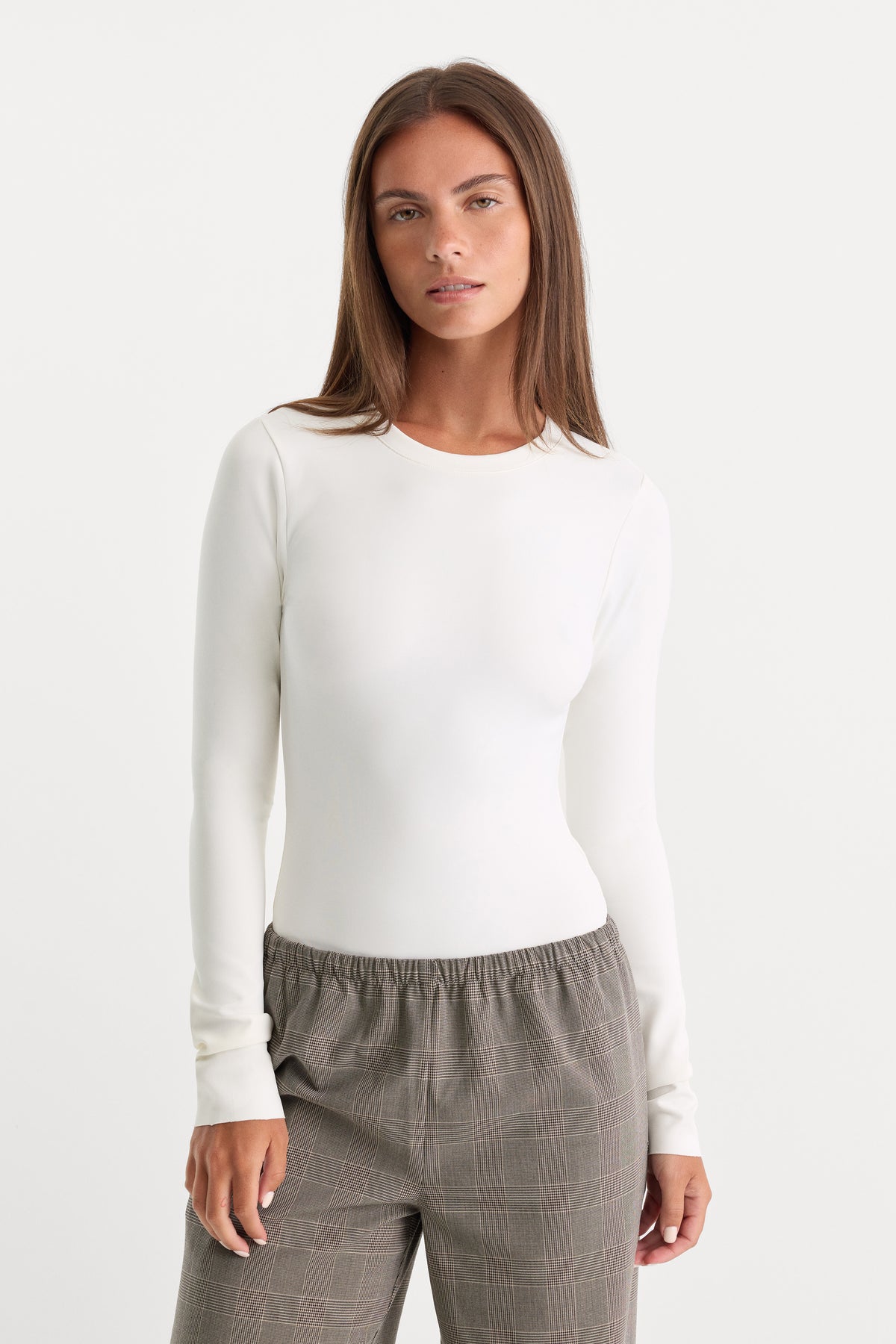 THE SCULPTING MODERN LONG SLEEVE BODYSUIT | WHITE-1 | GOOD AMERICAN | MODEL