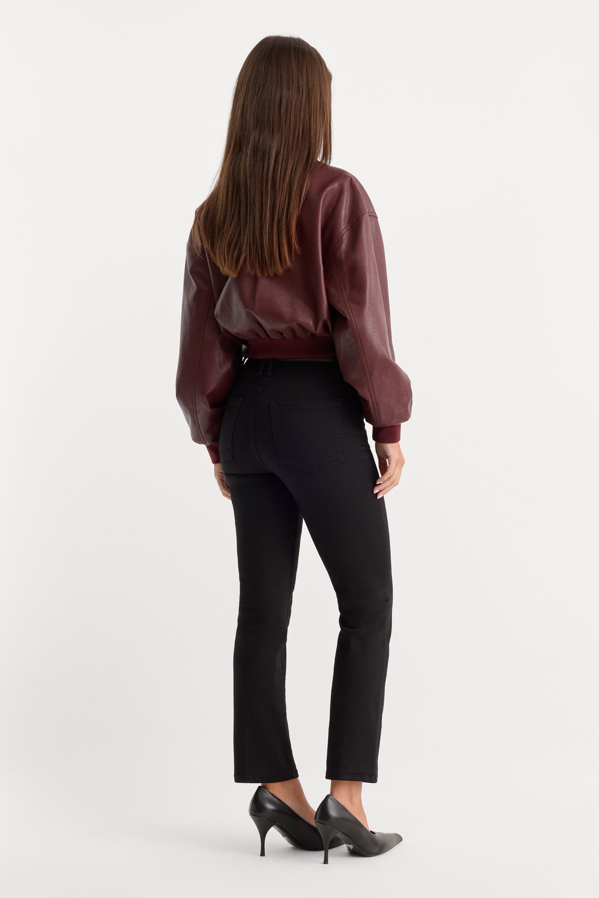 NEVER FADE BUTTON FRONT GOOD LEGS STRAIGHT JEANS | BLACK001-6 | GOOD AMERICAN | MODEL