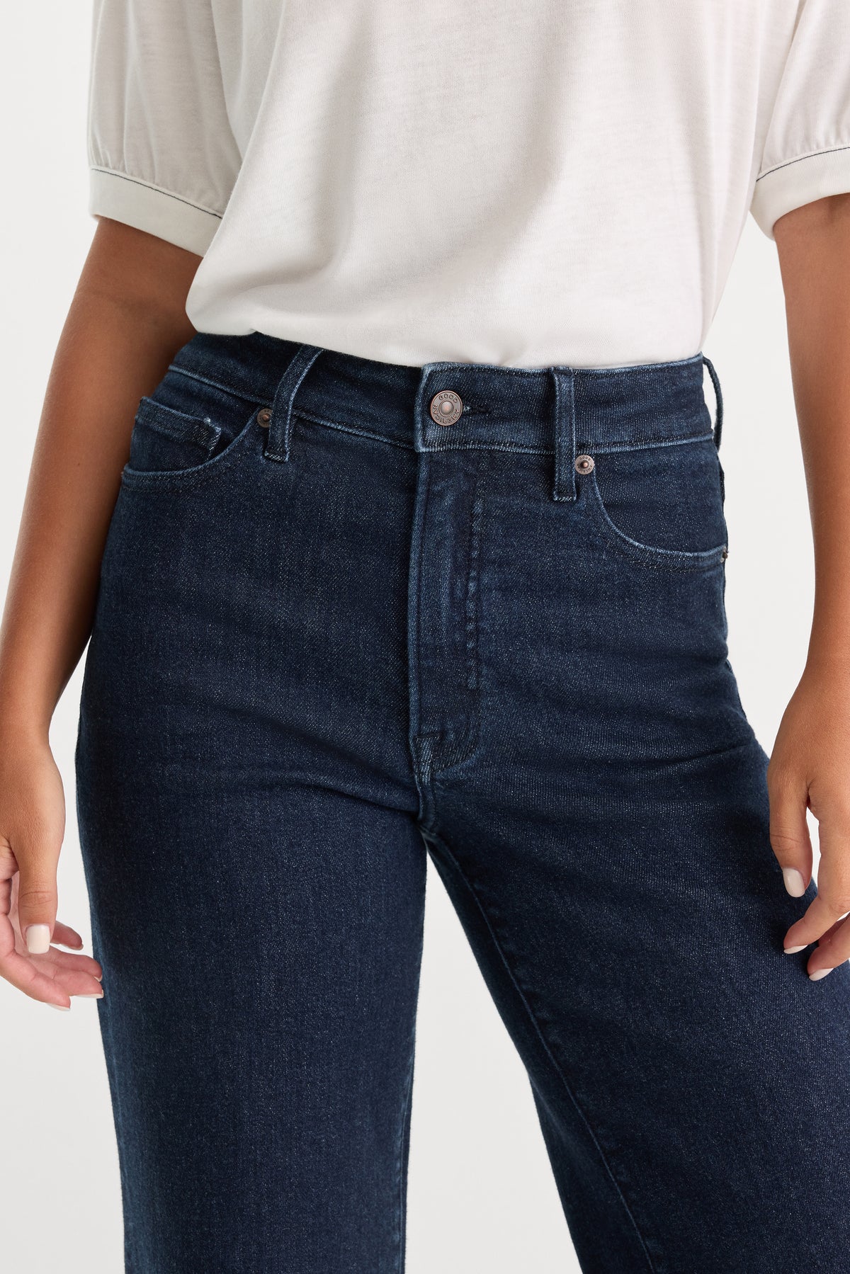 GOOD WAIST PALAZZO JEANS | INDIGO1153-4 | GOOD AMERICAN | MODEL