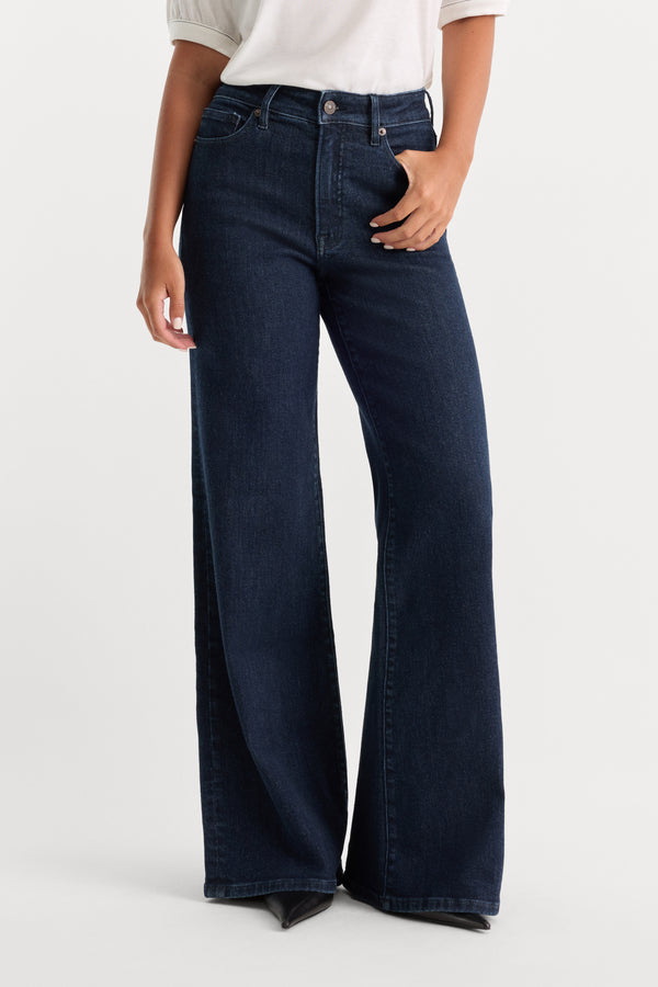 GOOD WAIST PALAZZO JEANS | INDIGO1153-2 | GOOD AMERICAN | MODEL