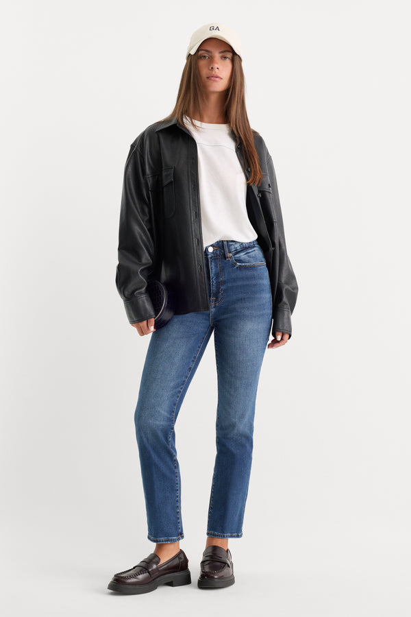 ALWAYS FITS GOOD PETITE STRAIGHT JEANS | INDIGO571-3 | GOOD AMERICAN | MODEL