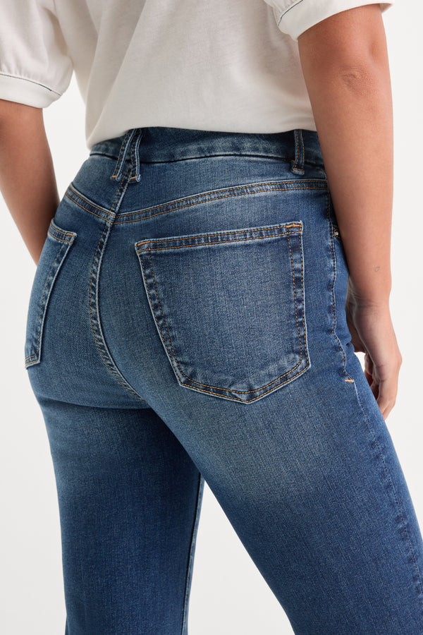 ALWAYS FITS GOOD LEGS STRAIGHT JEANS | INDIGO571-7 | GOOD AMERICAN | MODEL