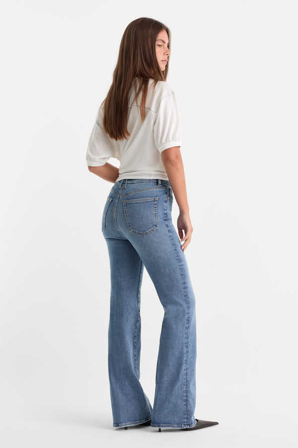 ALWAYS FITS GOOD CLASSIC BOOTCUT JEANS | INDIGO316-7 | GOOD AMERICAN | MODEL