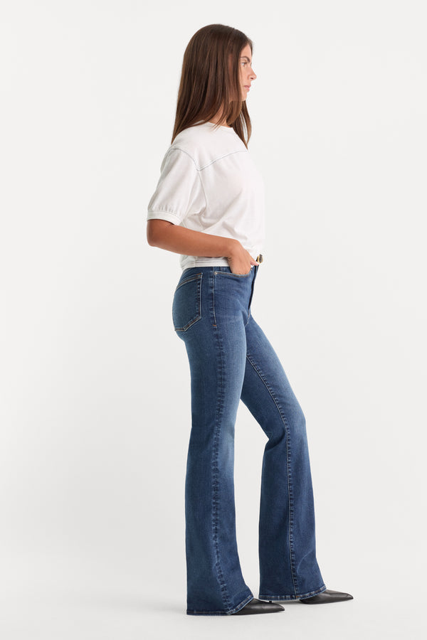 ALWAYS FITS GOOD CLASSIC BOOTCUT JEANS | INDIGO446-5 | GOOD AMERICAN | MODEL