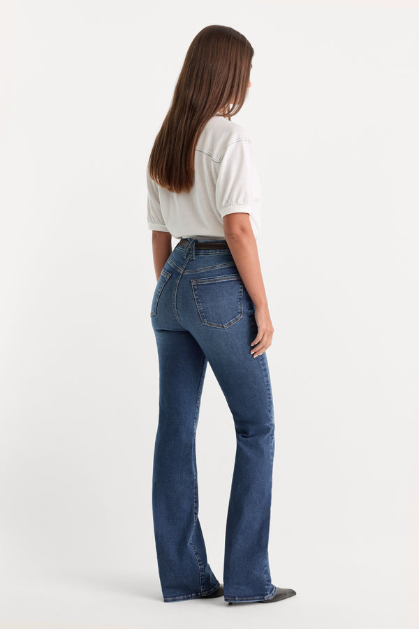 ALWAYS FITS GOOD CLASSIC BOOTCUT JEANS | INDIGO446-7 | GOOD AMERICAN | MODEL