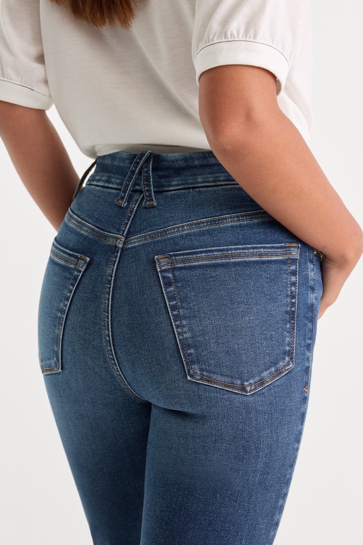 ALWAYS FITS GOOD CLASSIC BOOTCUT JEANS | INDIGO446-8 | GOOD AMERICAN | MODEL