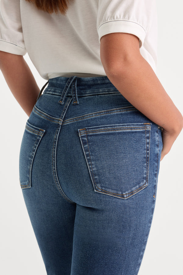 ALWAYS FITS GOOD CLASSIC BOOTCUT JEANS | INDIGO446-8 | GOOD AMERICAN | MODEL
