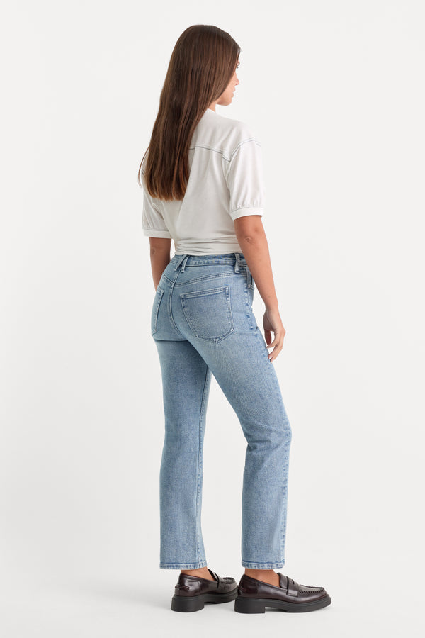 GOOD LEGS STRAIGHT JEANS | INDIGO1154-6 | GOOD AMERICAN | MODEL