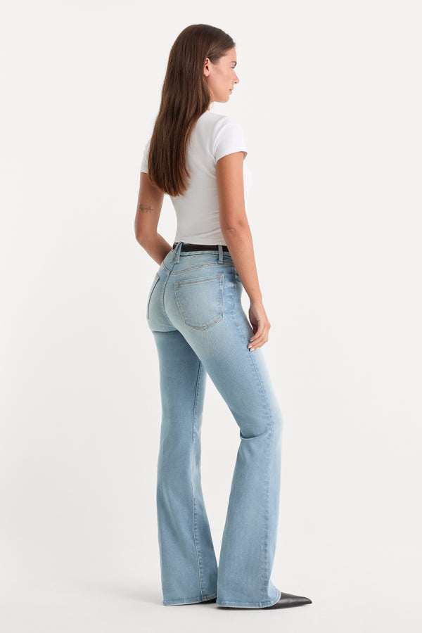 ALWAYS FITS GOOD CLASSIC BOOTCUT JEANS | INDIGO448-7 | GOOD AMERICAN | MODEL