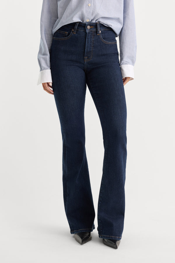 GOOD LEGS FLARE JEANS | INDIGO1153-2 | GOOD AMERICAN | MODEL